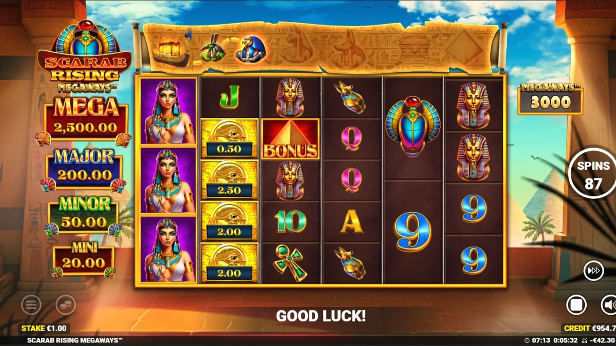 Tampilan visual slot Scarab Rising Megaways dengan tema Mesir kuno